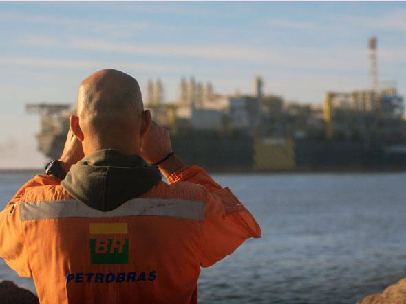 EXAME 071114 - Funcionrio da Petrobras observa navio: bnus tero um rendimento de 2,75% para os papis com vencimento em 2018