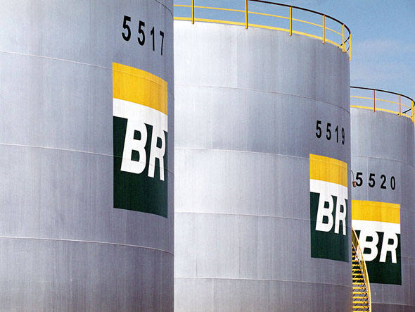 EXAME 081114 - Tanques da Petrobras: representantes do sindicato e especialista dizem que forar a operao to prxima da capacidade  insustentvel no mdio e longo prazos