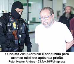 O lobista Zwi Skornicki  conduzido para exames mdicos aps priso - Foto: Heuler Anfreu / 23.fev.16 / Folhapress