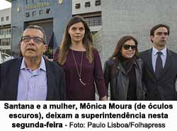 Santana e a mulher, Mnica Moura (de culos escuros), deixam a superintendncia nesta segunda-feira - Foto: Paulo Lisboa/Folhapress
