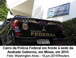 Carro da Polcia Federal em frente  sede da Andrade Gutierrez, em Minas, em 2015 - Foto: Washington Alves - 19.jun.2015/Reuters
