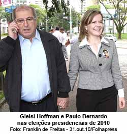 Paulo Bernardo e Gleisi Hoffmann nas eleies de 2010 - Foto: Franklin de Freitas / 3.10.10 / Folhapress