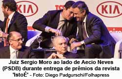 Juiz Sergio Moro ao lado de Aecio Neves (PSDB) durante entrega de prmios da revista 'Isto' - Foto: Diego Padgurschi/Folhapress
