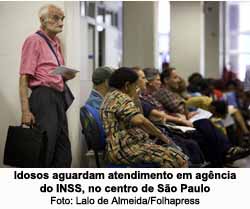Idosos aguardam atendimento em agncia do INSS, no centro de So Paulo - Foto: Lalo de Almeida/Folhapress