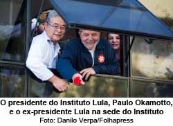 O presidente do Instituto Lula, Paulo Okamotto, e o ex-presidente Lula na sede do Instituto - Danilo Verpa/Folhapress