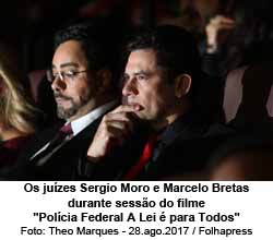 Os juzes Sergio Moro e Marcelo Bretas durante sesso do filme 