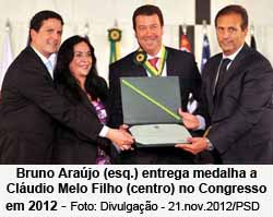Bruno Arajo (esq.) entrega medalha a Cludio Melo Filho (centro) no Congresso em 2012 - Foto: Divulgao - 21.nov.2012/PSDB