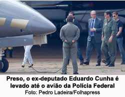 Preso, o ex-deputado Eduardo Cunha  levado at o avio da Polcia Federal - Foto: Pedro Ladeira/Folhapress