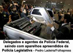 Delegados e agentes da Polcia Federal, saindo com aparelhos apreendidos da Polcia Legislativa - Pedro Ladeira/Folhapress