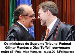 Os ministros do Supremo Tribunal Federal Gilmar Mendes e Dias Toffolli conversam entre si - Foto: Alan Marques - 6.out.2015/Folhapress