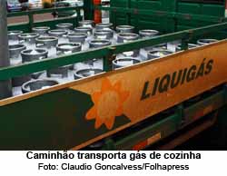 Caminho transporta gs de cozinha - Claudio Goncalvess/Folhapress
