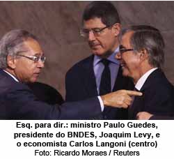 Esq. para dir.: ministro Paulo Guedes, presidente do BNDES, Joaquim Levy, e o economista Carlos Langoni (centro) - Foto: Ricardo Moraes / Reuters