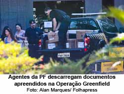 Agentes da PF descarregam documentos apreendidos na Operao Greenfield - Alan Marques/ Folhapress