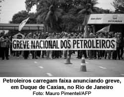 Petroleiros carregam faixa anunciando greve, em Duque de Caxias, no Rio de Janeiro - Foto: Mauro Pimentel/AFP