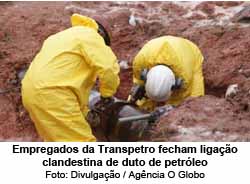 Empregados da Transpetro fecham ligao clandestina - Foto: Divulgao /Agncia O Globo