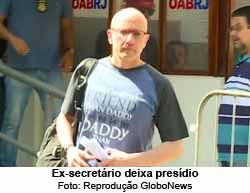 Ex-secretrio deixa presdio (Foto: Reproduo GloboNews)