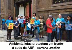 Ambientalistas protestam em frente  sede da ANP - Ramona Ordoez