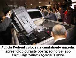 Polcia Federal coloca na caminhonte material apreendido durante operao no SenadoFoto: Jorge William / Agncia O Globo