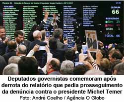 Deputados governistas comemoram aps derrota do relatrio que pedia prosseguimento da denncia contra o presidente Michel Temer - Andr Coelho / Agncia O Globo