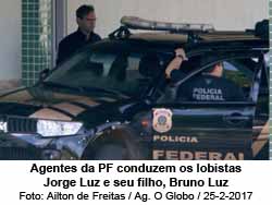 Jorge Luz e seu filho e Bruno so conduzidos pela PF - Foto: Ailton de Freitas / 25.fev.2017 / O Globo
