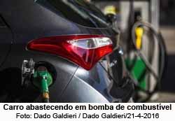 Carro abastecendo em bomba de combustvel - Dado Galdieri / Dado Galdieri/21-4-2016