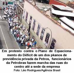 Em  protesto  contra  o Plano  de  Equacionamento do Dficit de um dos pkanos de previdncia privada da Petros,  funcionrios da Petrobras fazem marcha das ruas do centro at a sede da empresaLo Rodrigues/Agncia Brasil