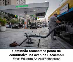 Caminho reabastece posto de combustvel na avenida Pacaembu - Eduardo Anizelli/Folhapress