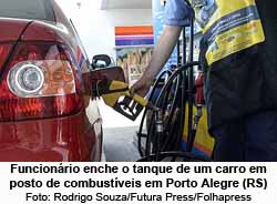 Funcionrio enche o tanque de um carro em posto de combustveis em Porto Alegre (RS) - Foto: Rodrigo Souza/Futura Press/Folhapress