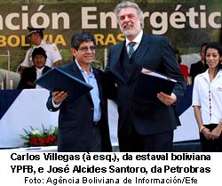 Folha de São Paulo - 19/08/14 - Carlos Villegas, da YPFB, e José Alcides Santoro, da Petrobras - Foto: Agência Boliviana de Información/Efe