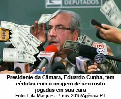 Folha de So Paulo - 21/12/15 - Presidente da Cmara, Eduardo Cunha, tem cdulas com a imagem de seu rosto jogadas em sua cara - Foto: Lula Marques - 4.nov.2015/Agncia PT