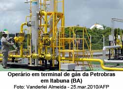 Operário em terminal de gás da Petrobras em Itabuna (BA) - Vanderlei Almeida - 25.mar.2010/AFP
