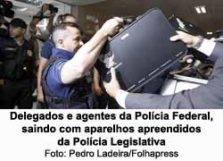 Delegados e agentes da Polcia Federal, saindo com aparelhos apreendidos da Polcia Legislativa - Pedro Ladeira/Folhapress