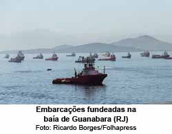 Folha de So Paulo - 23/08/2015 - Embarcaes fundeadas na baa de Guanabara (RJ)- Foto: Ricardo Borges/Folhapress