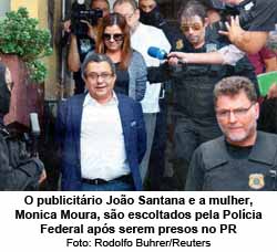 O publicitrio Joo Santana e a mulher, Monica Moura, so escoltados pela Polcia Federal aps serem presos no PR - Rodolfo Buhrer/Reuters