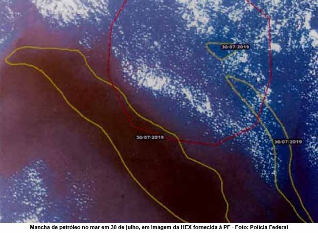 Mancha de petrleo no mar em 30 de julho, em imagem da HEX fornecida  PF - Foto: Polcia Federal