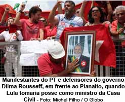 Manifestantes do PT e defensores do governo Dilma Rousseff, em frente ao Planalto, quando Lula tomaria posse como ministro da Casa Civil - Michel Filho / O Globo