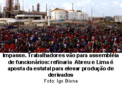 O Globo - 12/08/14 - Abreu e Lima: Outra greve - Foto: Igo Bione