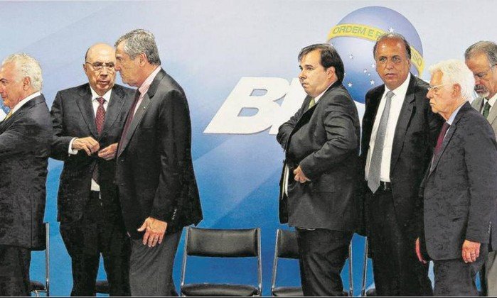 Novo rumo. Temer puxa a fila na chegada ao salo do Palcio - Foto: Givaldo Barbosa / Folha
