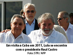 O Globo - 30.08.2015 - Em visita a Cuba em 2011, Lula se encontra com o presidente Raul Castro - STR / AFP
