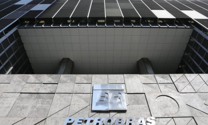 Documentos foram apreendidos na sede da Petrobras - Foto: Carlos Ivan / Agncia O Globo